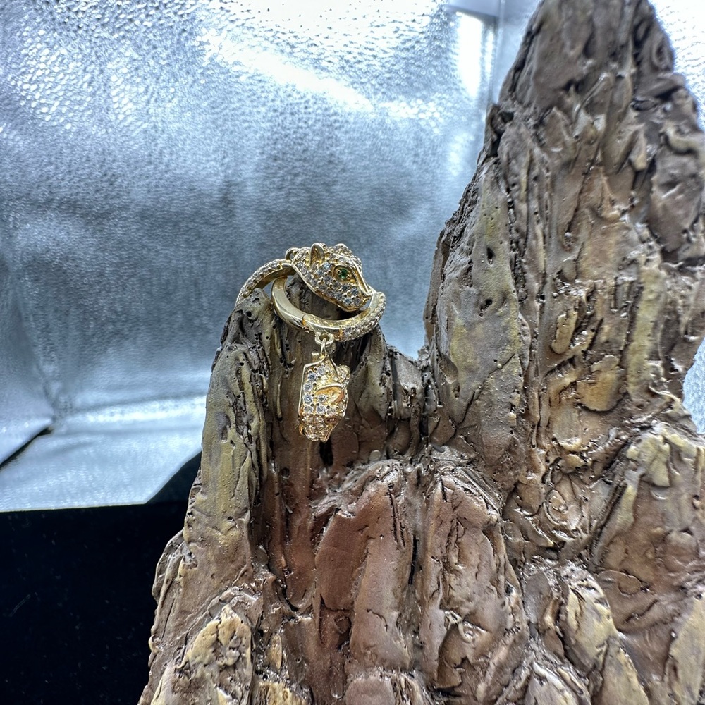 14k yellow gold Cougar earrings w/zirconium - Picture 2 of 4